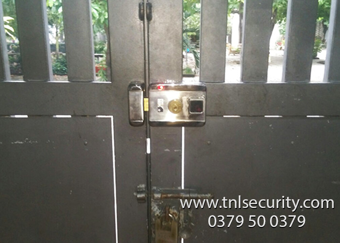 Lap-dat-khoa-the-tu-cho-cua-sat-4-canh-tai-nha-rieng-quan-12